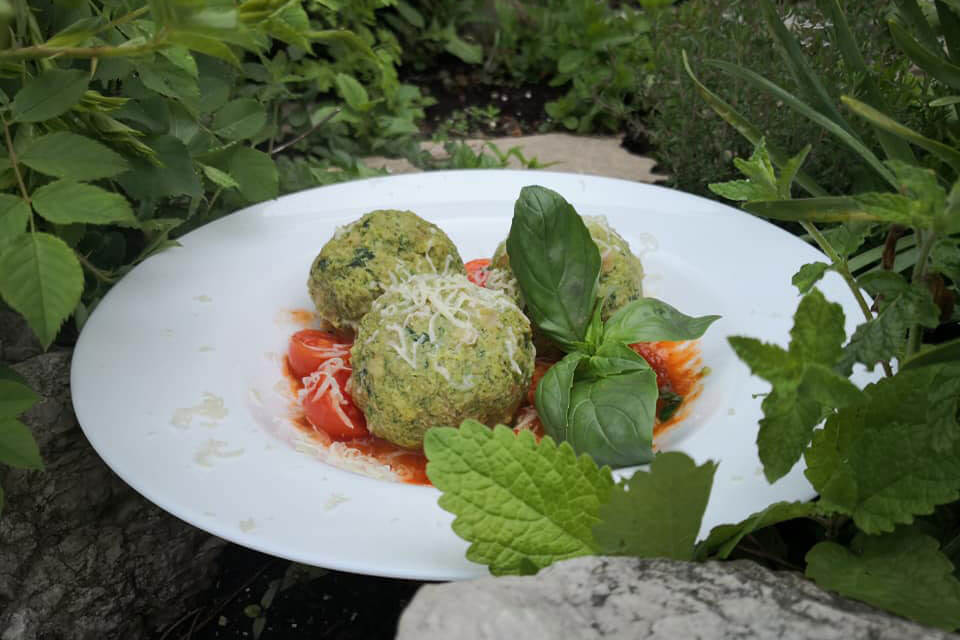 Rainguthof - piatto di canederli agli spinaci e pomodori - Hotel Lisetta
