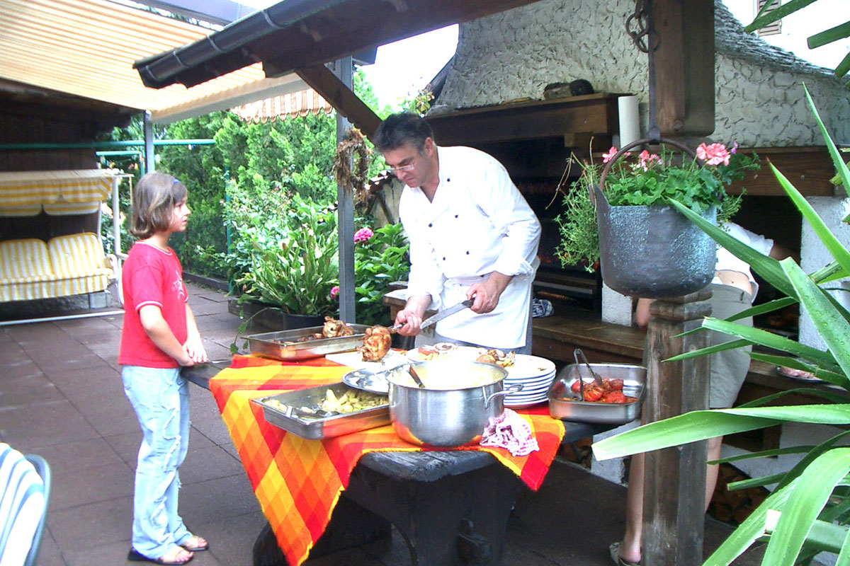 Familie - Erleben - Stories - Mann grillt im Freien - Hotel Lisetta