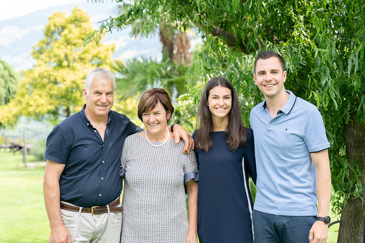 Die Gastgeberfamilie im Grünen - Hotel Lisetta in Dorf Tirol