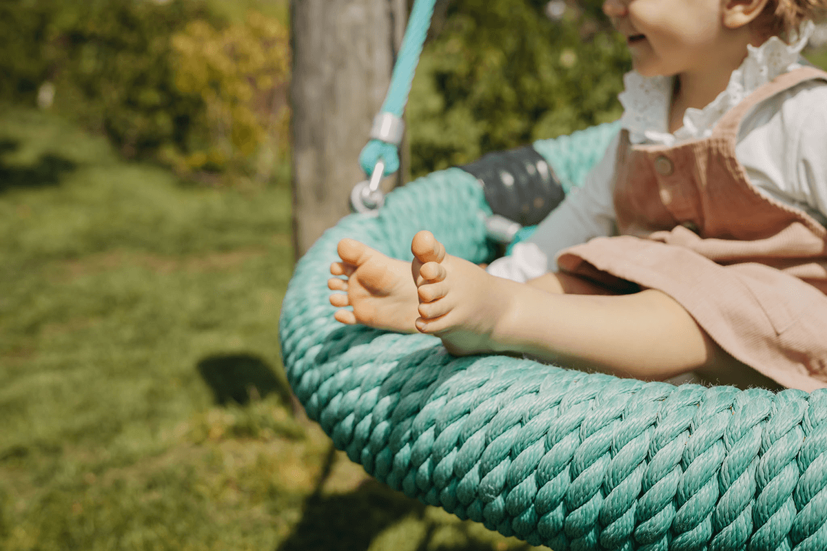Kind ist auf einer Schaukel