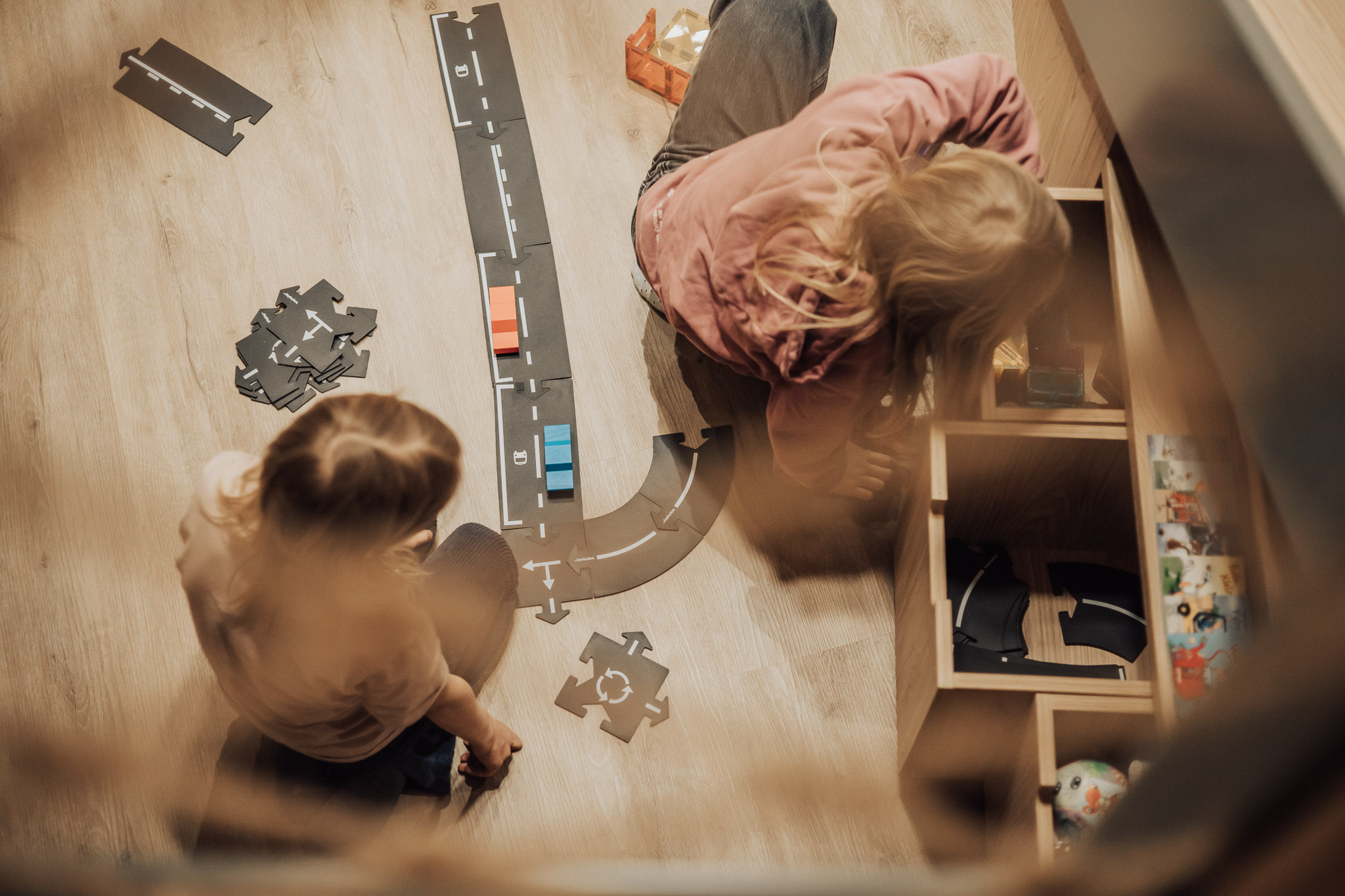 Kinder spielt mit Autos